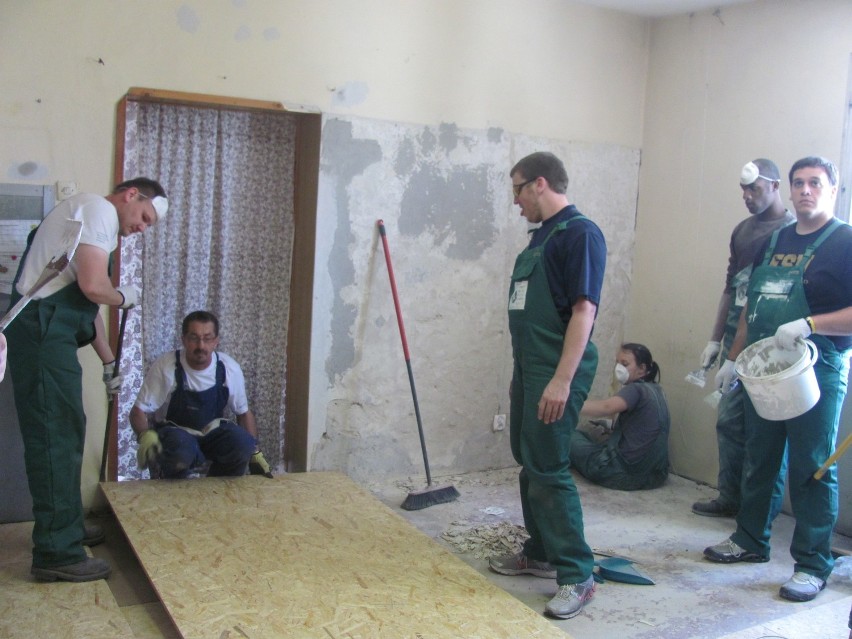Habitat for Humanity w Gliwicach, czyli Amerykanie remontują pokój bezdomnym [WIDEO + ZDJĘCIA]
