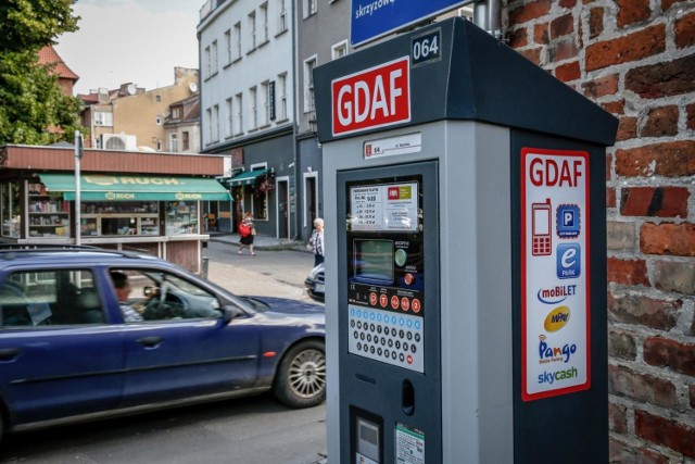 01.07.2020 gdansk srodmiescie. srodmiejska strefa platnego parkowania. strefa czerwona.  wprowadzono nowe zasady parkowania w scislym centrum miasta. fot. karolina misztal / polska press/dziennik baltycki