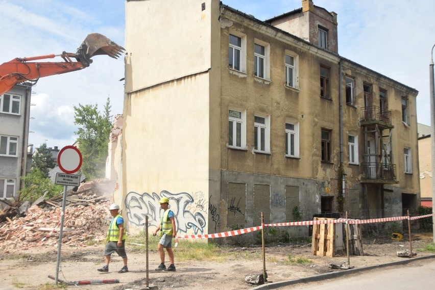 Trwa wyburzanie starej kamienicy w centrum Radomia. Ekipa budowlana pracuje na miejscu. Zobacz zdjęcia