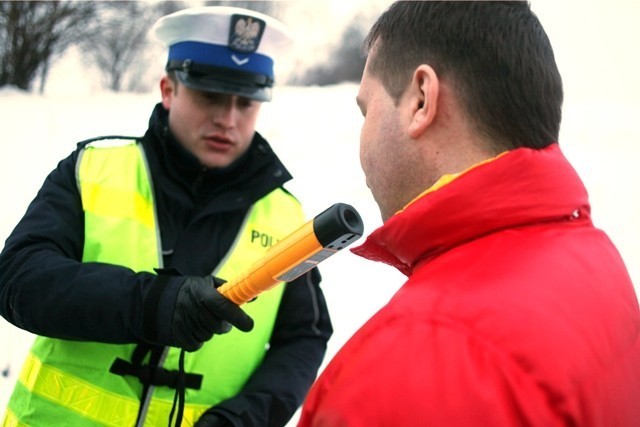 Śpiący kierowca z promilami.

38-letni mieszkaniec Gdańska nie wylewał za kołnierz i zasnął... za kierownicą. Beztroski sen mężczyzny przerwali funkcjonariusze, którzy obudzili pochrapującego kierowcę. Jak się okazało, 38-latek był tak pijany, że zasnął, zatrzymując auto na środku drogi. Gdy mundurowi obudzili go i poddali badaniu trzeźwości, okazało się, że w jego organizmie znajduje się prawie 3 promile alkoholu! Teraz nieodpowiedzialnemu kierowcy grozi do 2 lat za kratkami.