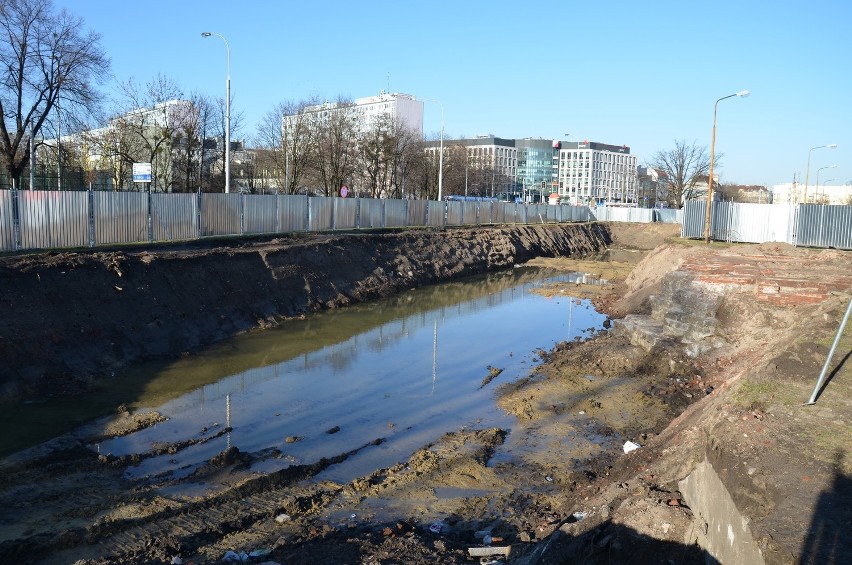 Wrocław: Archeolodzy odkopali fundamenty kościoła przy dworcu PKS. Metra nie znaleźli (ZDJĘCIA)