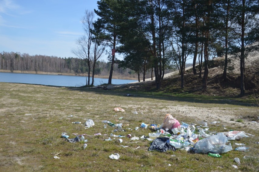 Tak wygląda w kwietniu miejska plaża na Gryżycach i droga...