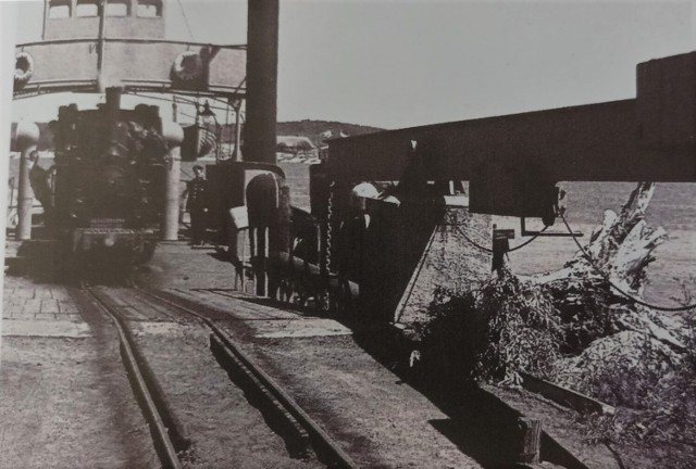 Parowóz kolei wąskotorowej z zaciemnionymi reflektorami zjeżdżający z promu Ägir na brzeg - lato 1942 r.