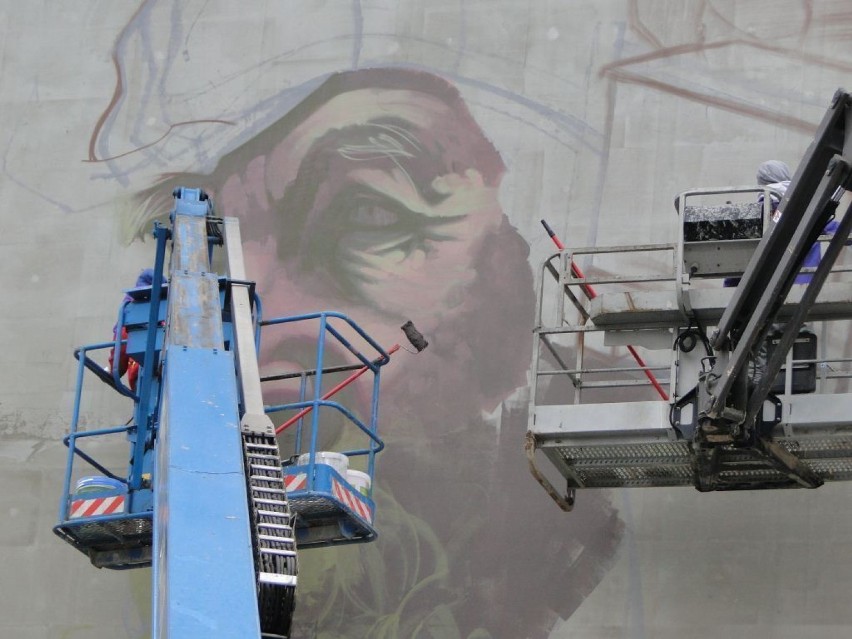 Muranów: Etam cru tworzy mural