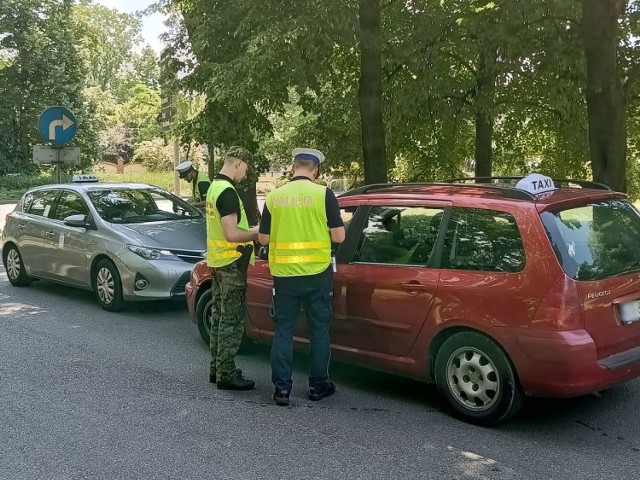 W niedzielę, 18 czerwca krakowscy policjanci ruchu drogowego wspólnie z funkcjonariuszami Straży Granicznej na terenie Krakowa przeprowadzili kontrole w zakresie prawidłowości świadczenia usług przez kierowców taksówek