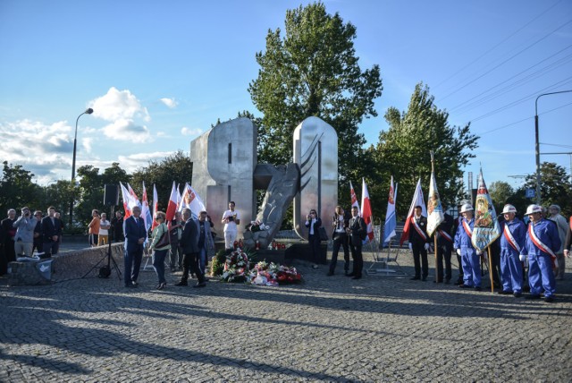 Uroczystości rozpoczną się o godzinie 18.00 złożeniem kwiatów pod pomnikiem Ofiar Grudnia 70 (na zdjęciu uroczystości z 2016 r.)