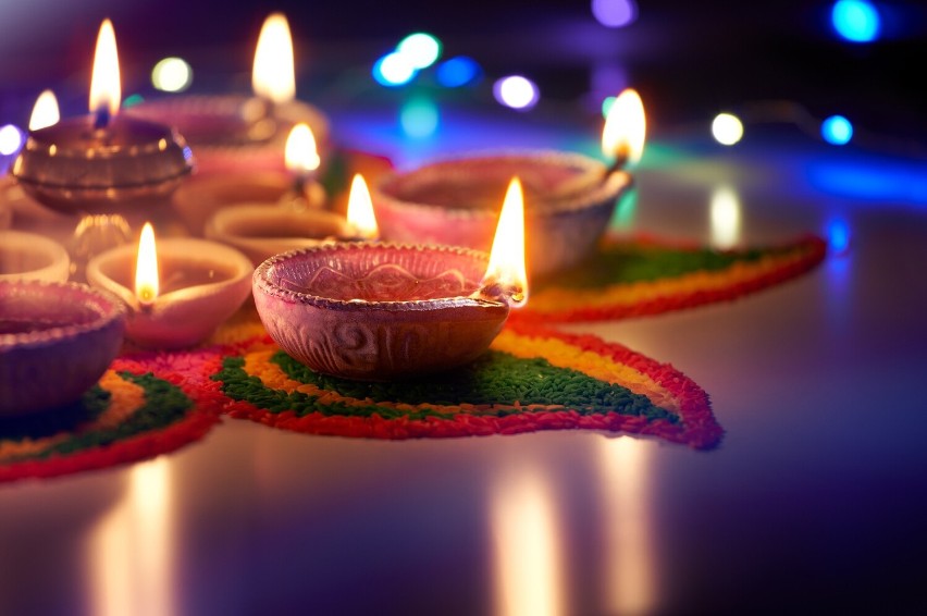 Diya, tradycyjne lampki, to główne źródło światła w czasie...