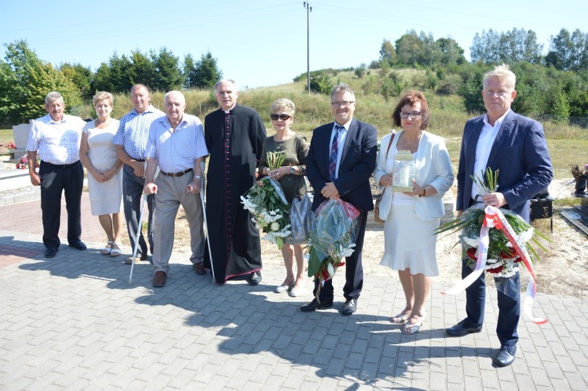 W czasach, gdy plują na sutannę, w Nowej Wsi odważyli się dać rondu imię kanonika Dąbrowy ZDJĘCIA