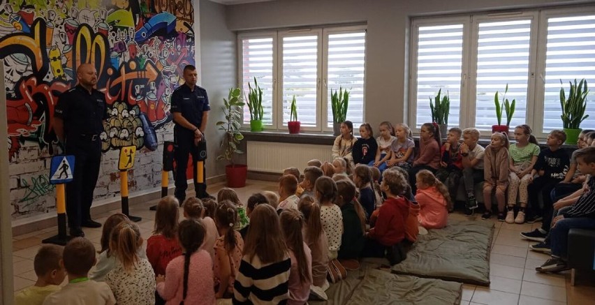 Wieluńscy policjanci spotkali się z przedszkolakami i uczniami w Załęczu Małym i Załęczu Wielkim