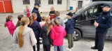 Wieluńscy policjanci spotkali się z przedszkolakami i uczniami w Załęczu Małym i Załęczu Wielkim