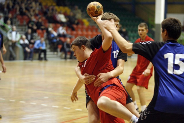 Michał Antosik (na zdj. w czerwonym stroju), zdobył we Wrocławiu dwie bramki