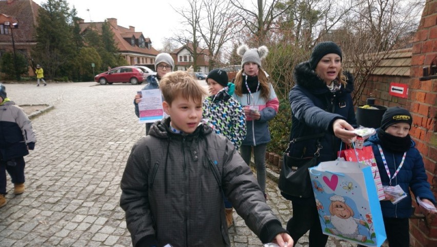 Pruszcz Gdański: Uczniowie SP nr 2 zbierali dla chorej pruszczanki i zapraszali na akcję charytatywną do szkoły [ZDJĘCIA]