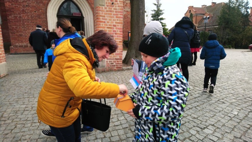 Pruszcz Gdański: Uczniowie SP nr 2 zbierali dla chorej pruszczanki i zapraszali na akcję charytatywną do szkoły [ZDJĘCIA]