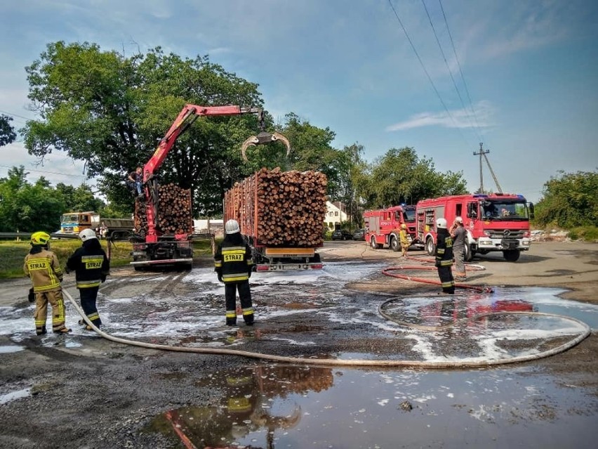 Pożar naczepy z drewnem w Praszce. Ogień gasiły trzy zastępy strażaków