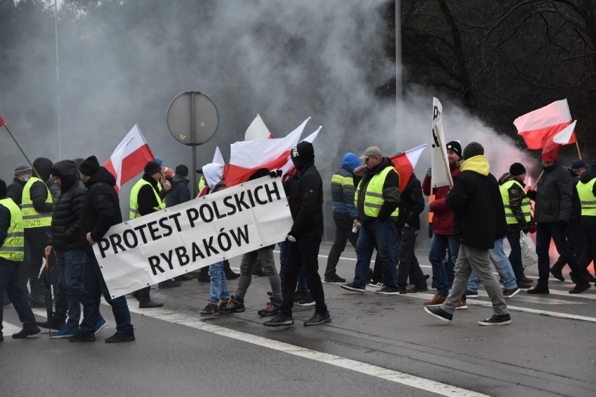 Protest rybaków w Kębłowie. Wśród postulatów m.in. odblokowanie unijnych funduszy 