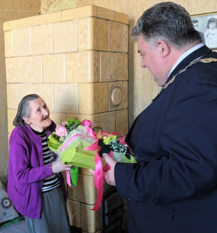 Seniorka z Pniew obchodziła 97. urodziny! Nie zabrakło życzeń od samorządowców i pięknych kwiatów!