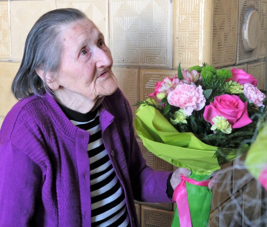 Seniorka z Pniew obchodziła 97. urodziny! Nie zabrakło życzeń od samorządowców i pięknych kwiatów!