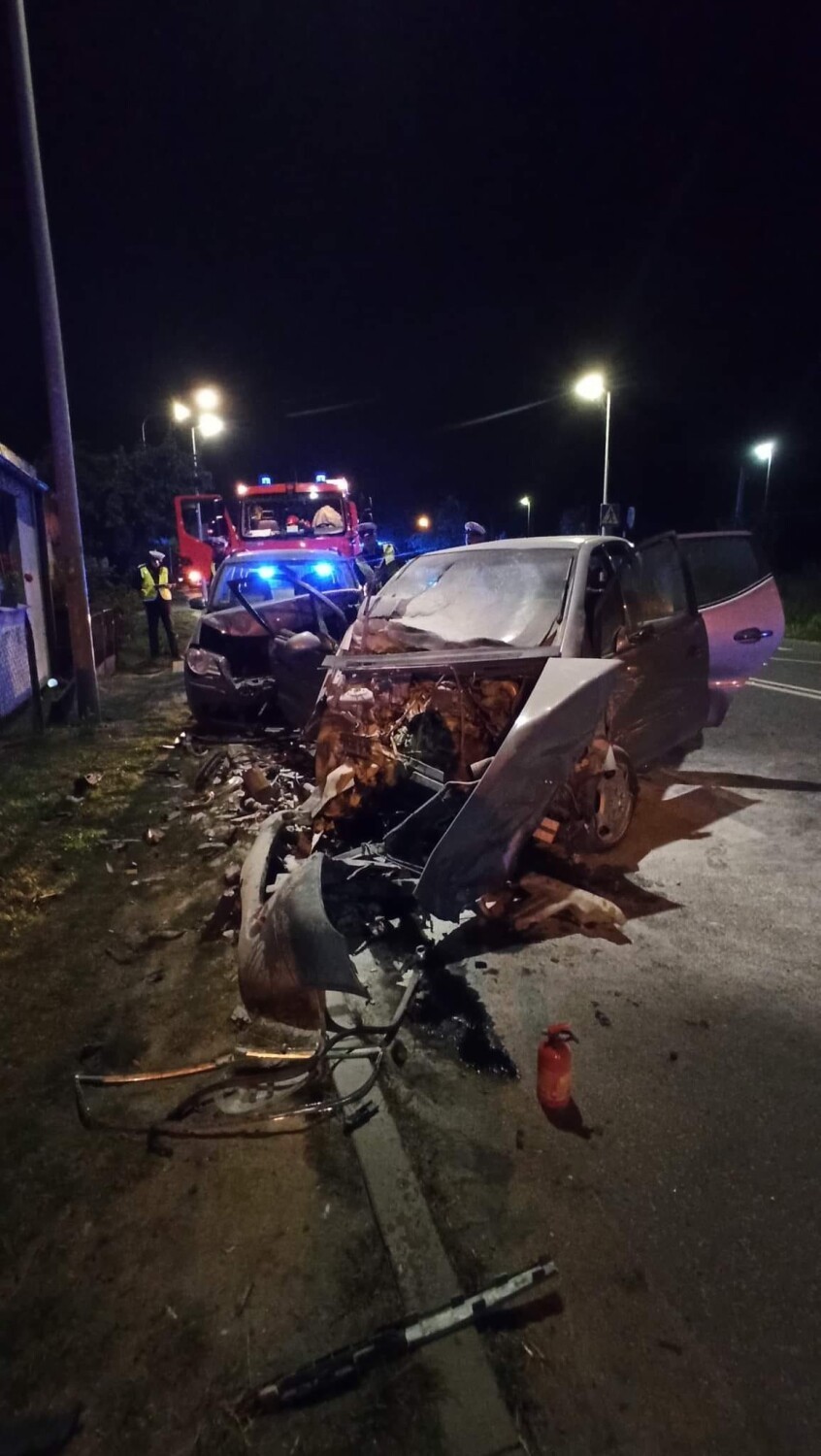 Wypadek trzech aut w Koninie. 5 osób poszkodowanych. Auto stanęło w ogniu