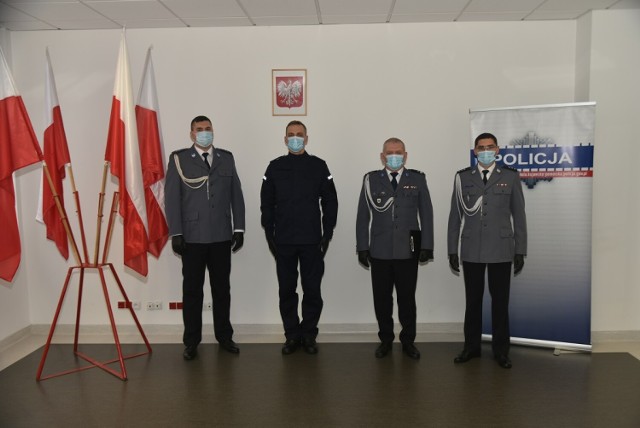 Uroczystość przyjęcia nowego funkcjonariusza do służby w tucholskiej policji