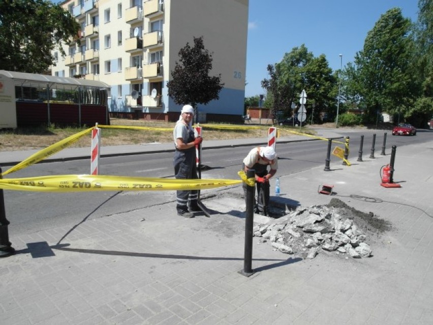 Zapadnięcie się jezdni i ulatniający się gaz na Rybackiej w...