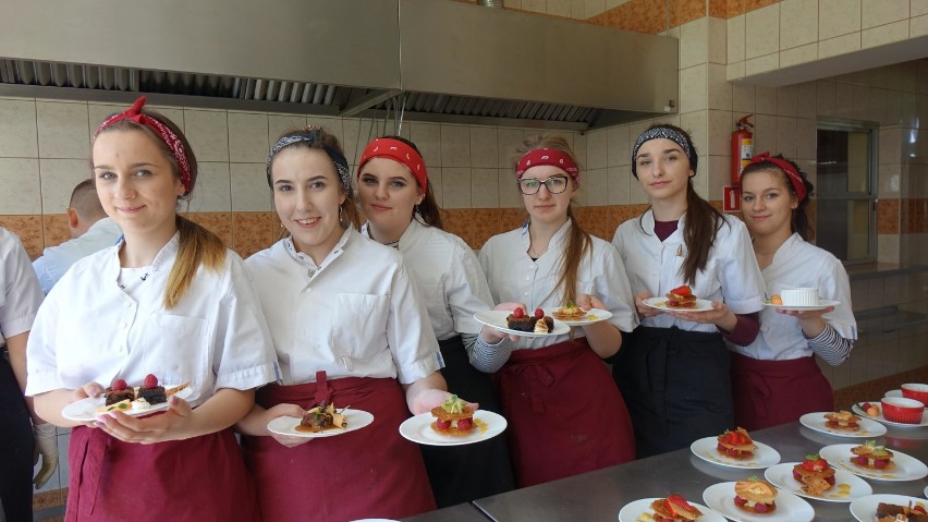 Warsztaty "Culinary Excellence" w Zespole Szkół w Objezierzu. Uczniowie przygotowywali wykwintne desery [ZDJĘCIA]