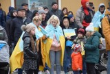 Wiec solidarności z Ukrainą. Tłum mieszkańców na oleśnickim Rynku. Zobacz zdjęcia 
