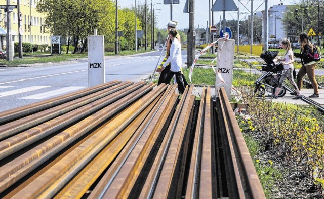 Drogowcy m.in. na prośby kierowców wyremontują torowisko na ul. Wojska Polskiego. Utrudnienia potrwają do końca lipca