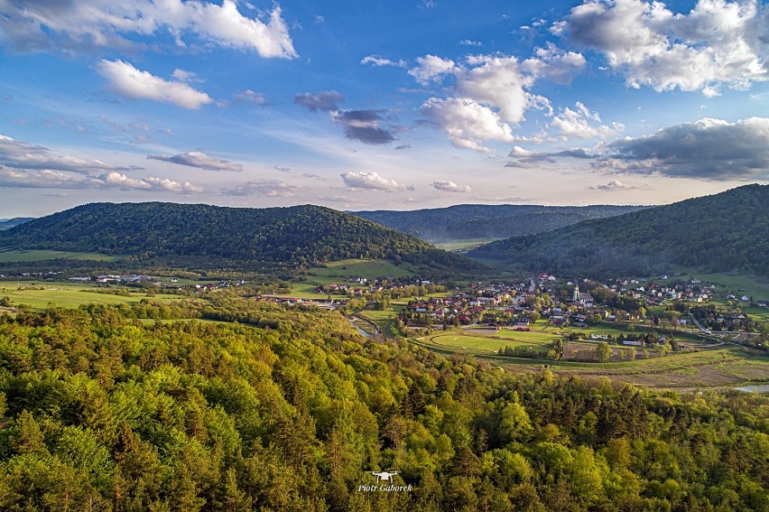 Zapraszamy Was na krótką podróż w doliny Ropy i Białej. Przewodnikiem jest Piotr Gaborek, pasjonat fotografii lotniczej