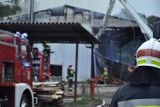 Tartak na Wawelskiej w ogniu. W akcji gaśniczej 10 zastępów straży pożarnych [ZDJĘCIA]