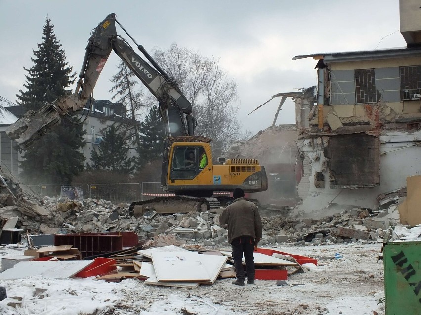 Trwa wyburzanie budynku, który jest historią...