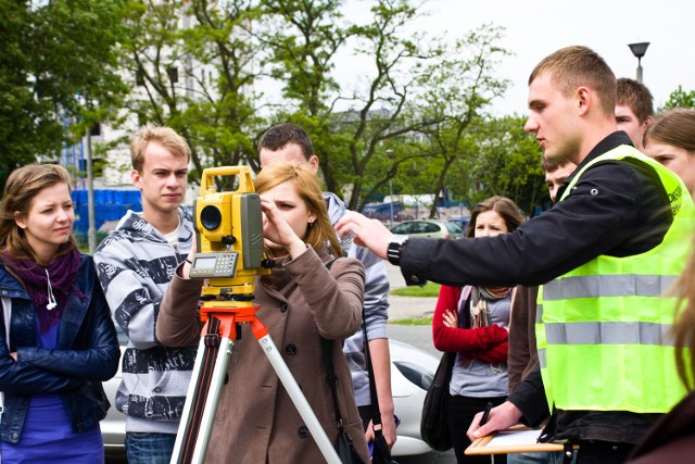 Studenci geodezji i kartografii w KPSW mają okazję zdobywać praktyczne umiejętności z wykorzystaniem najnowocześniejszych urządzeń pomiarowych