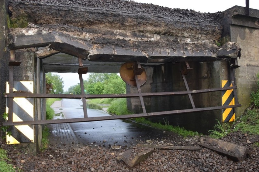 Zawalony wiadukt kolejowy. Droga do Opiesina i Janiszewic nieprzejezdna [zdjęcia]