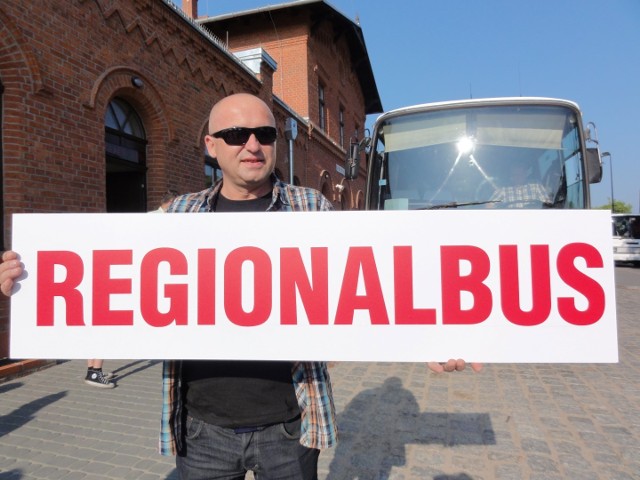 Start regionalbusa w Sławnie był sprzed siedziby DARLOT mieszczącej się w budynku dworca PKP. Na zdjęciu Jarosław Lichacy, prezes DARLOT i szef promocji w Starostwie Powiatowym