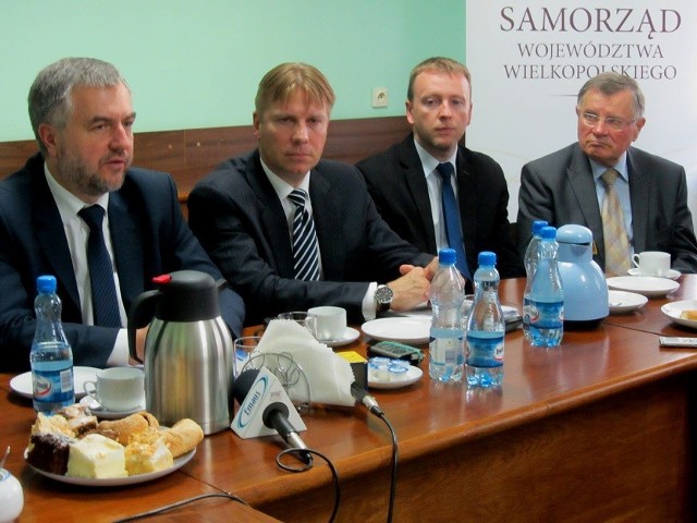 W dzisiejszej konferencji prasowej w Wojewódzkim Szpitalu Zespolonym w Lesznie uczestniczyli m.in. marszałek województwa Marek Woźniak, prezydent Leszna Tomasz Malepszy, Starosta Leszczyński Krzysztof Piwoński oraz Maciej Wiśniewski, radny sejmiku z ramienia SLD i przewodniczący rady społecznej WSZ w Lesznie.