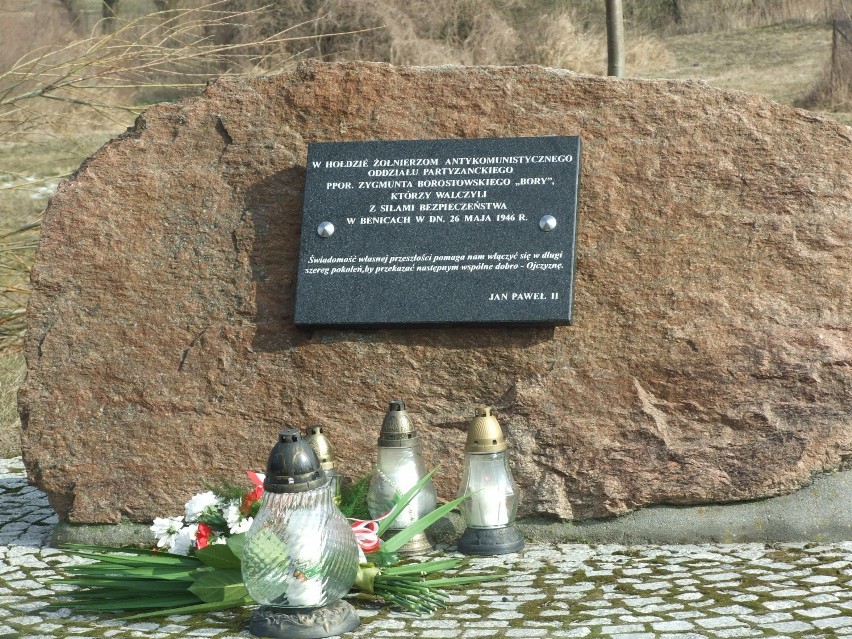 Narodowy Dzień Pamięci Żołnierzy Wyklętych 2018: Złożenie kwiatów pod pomnikiem żołnierzy "Bory" w Benicach [ZDJĘCIA]