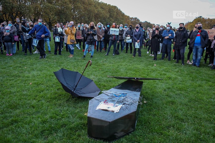 Kolejny dzień protestów (nie tylko) kobiet w Szczecinie. Tym razem mocne uderzenie w Kościół katolicki. ZDJĘCIA, WIDEO