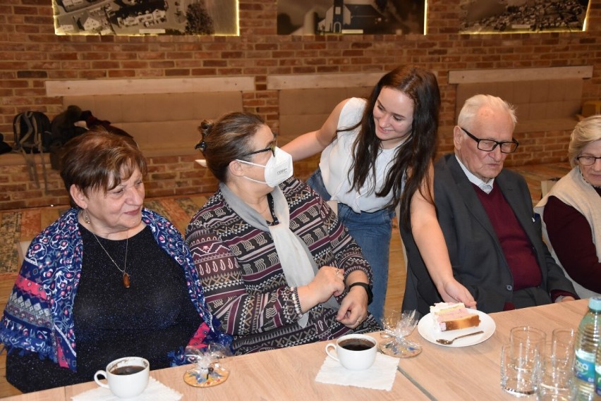 Stowarzyszenie Krąg Arasmusa wspólnie z młodzieżą - dla Babć i Dziadków w Kiełpinie