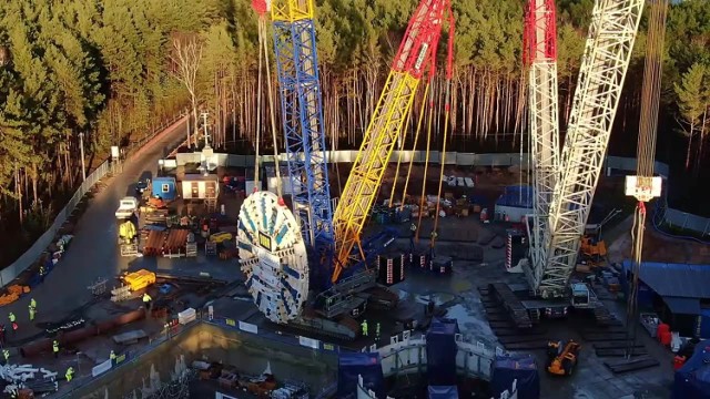 - Głowica tnąca (jeden z elementów maszyny TBM) została opuszczona i zamontowana na czole tarczy TBM, w komorze startowej. To jedno z ważniejszych zadań, jakie w ubiegłym tygodniu wykonano na wyspie Uznam - mówi przedstawiciel wykonawcy. - Montaż „wielkiego kreta” cały czas odbywa się w szybie startowym oraz na placu budowy tuż przy nim. Zgodnie z harmonogramem maszyna ma być złożona do końca lutego.