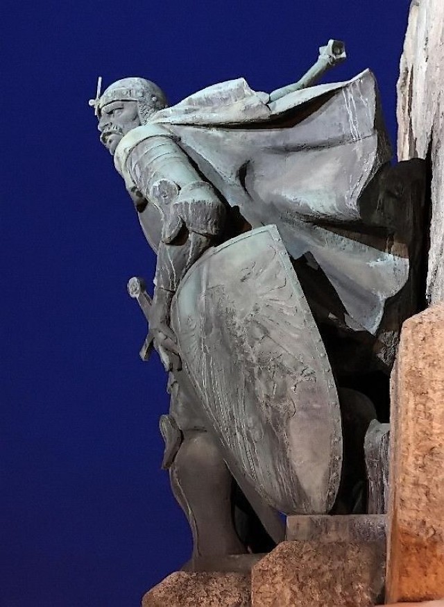 Pomnik Grunwaldzki - rycerz z grupy polskiej. Zdjęcie z galerii &quot;Krak&oacute;w w niebieskiej godzinie&quot;