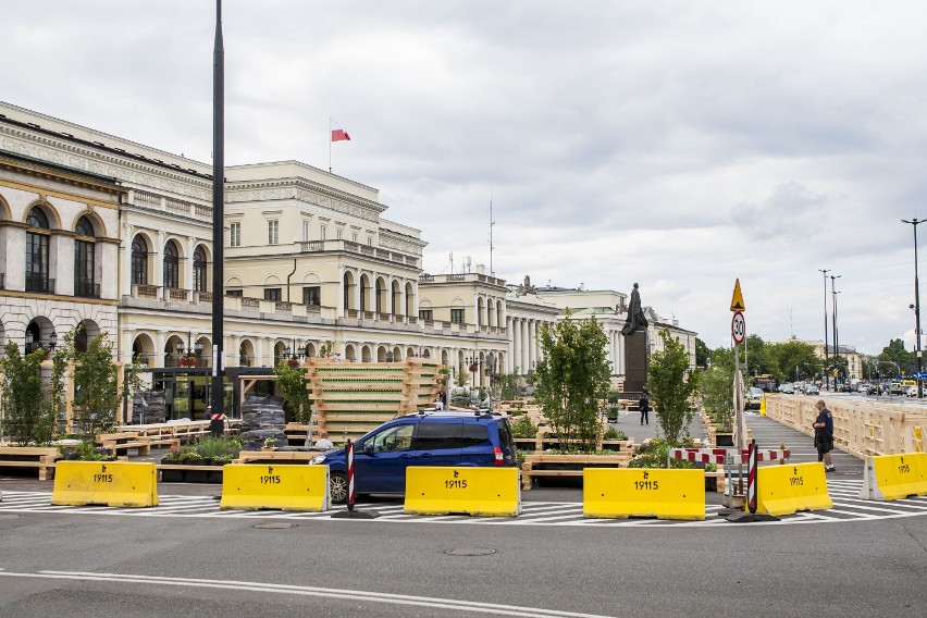 Plac Bankowy ze skwerem miejskim za prawie milion zł.  Palety, drzewa w donicach i leżaki na rozgrzanym betonie