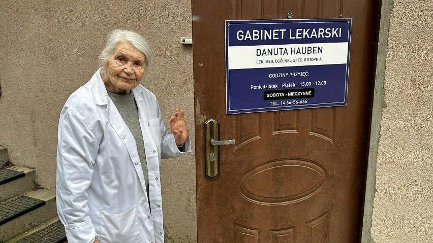 Lek. med. Danuta Hauben przed drzwiami swojego gabinetu w...