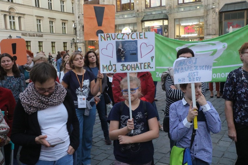 Protest nauczycieli i pedagogów na wrocławskim Rynku