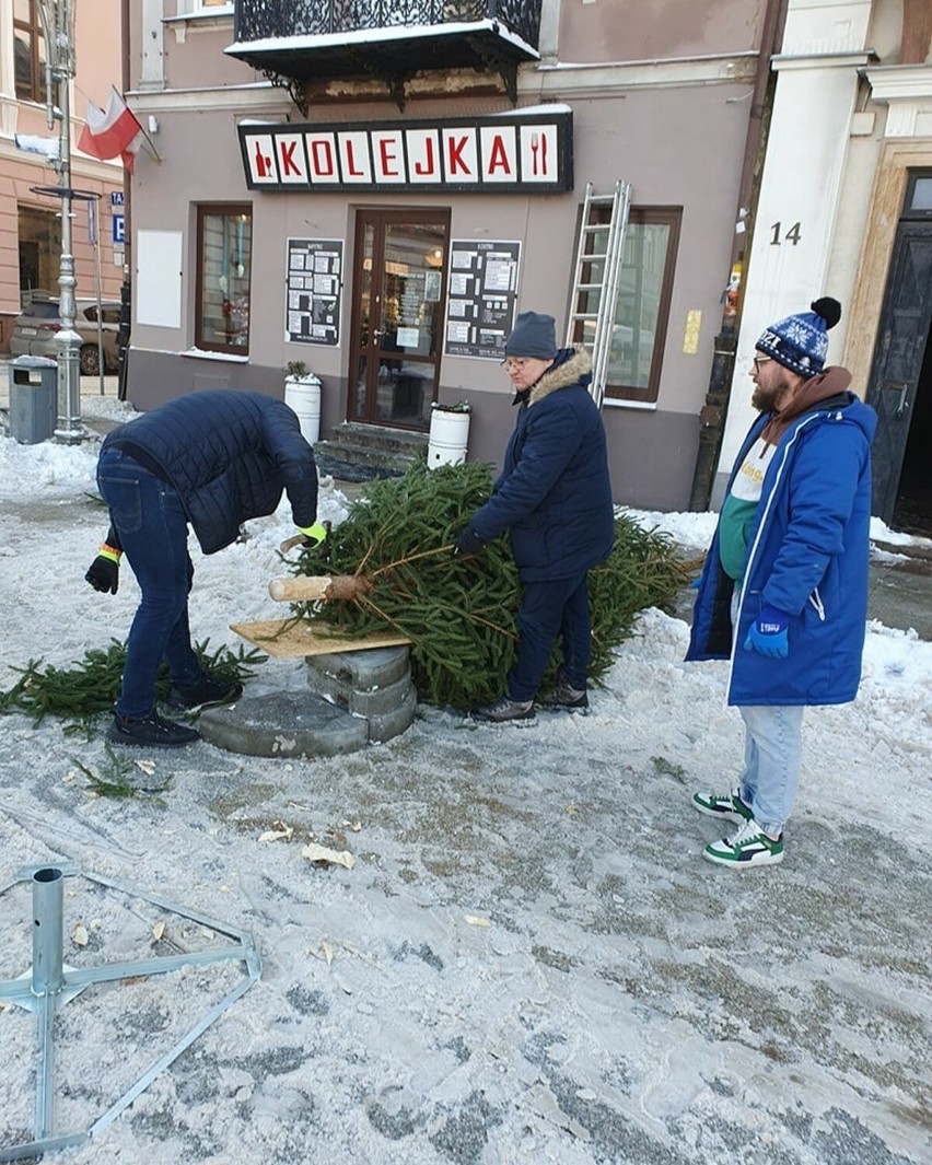 Na Rynku w Kielcach stanęła choinka! Każdy z nas może na niej powiesić ozdoby świąteczne. Zobacz film i zdjęcia