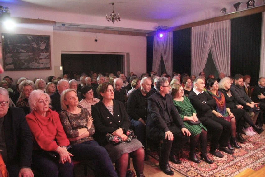 Mnóstwo osób na koncercie w Pałacyku Zielińskiego w Kielcach. Najpiękniejsze pieśni i ballady Bułata Okudżawy zagrał zespół Piramidy 