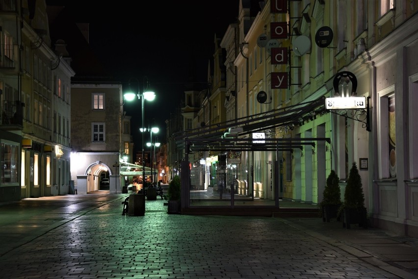 Koronawirus w Opolu. Puste ulice i ciemne lokale w centrum...