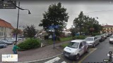 Rynek w Bochni sprzed rewitalizacji na archiwalnych zdjęciach Google Street View. Były drzewa i dużo cienia. Zobacz archiwalne zdjęcia