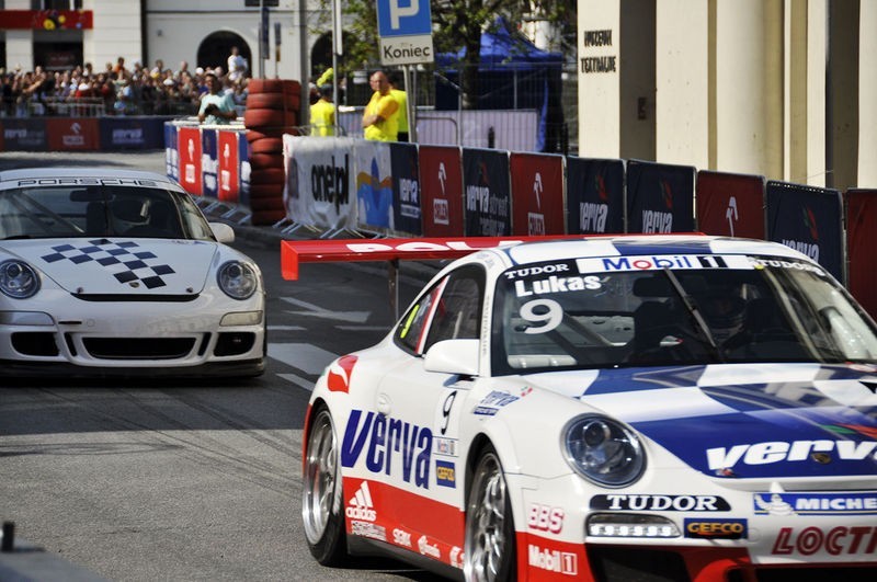 Na przedzie Robert Lukas, który wygrał zawody serii Porsche.