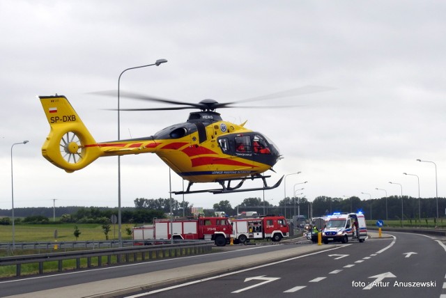 Sześć osób – w tym dwoje dzieci – doznało obrażeń w wypadku samochodowym, do którego doszło w sobotę, 17 czerwca, około godz. 14.30 na skrzyżowaniu trasy krajowej numer 24 z lokalną drogą koło wsi Chełmsko w gminie Przytoczna.