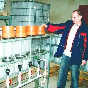 Piotr Purkiewicz ze spółdzielni Troć  pokazuje urządzenia do hodowli narybku szczupaka.





Fot. Józef Ziółkowski