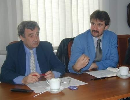 Andrzej Flis (z prawej) zwraca uwagę, że mimo poręczenia kredytu są problemy z jego pozyskaniem. Obok Jan Wierzba. Fot. Maciej Jędrzyński